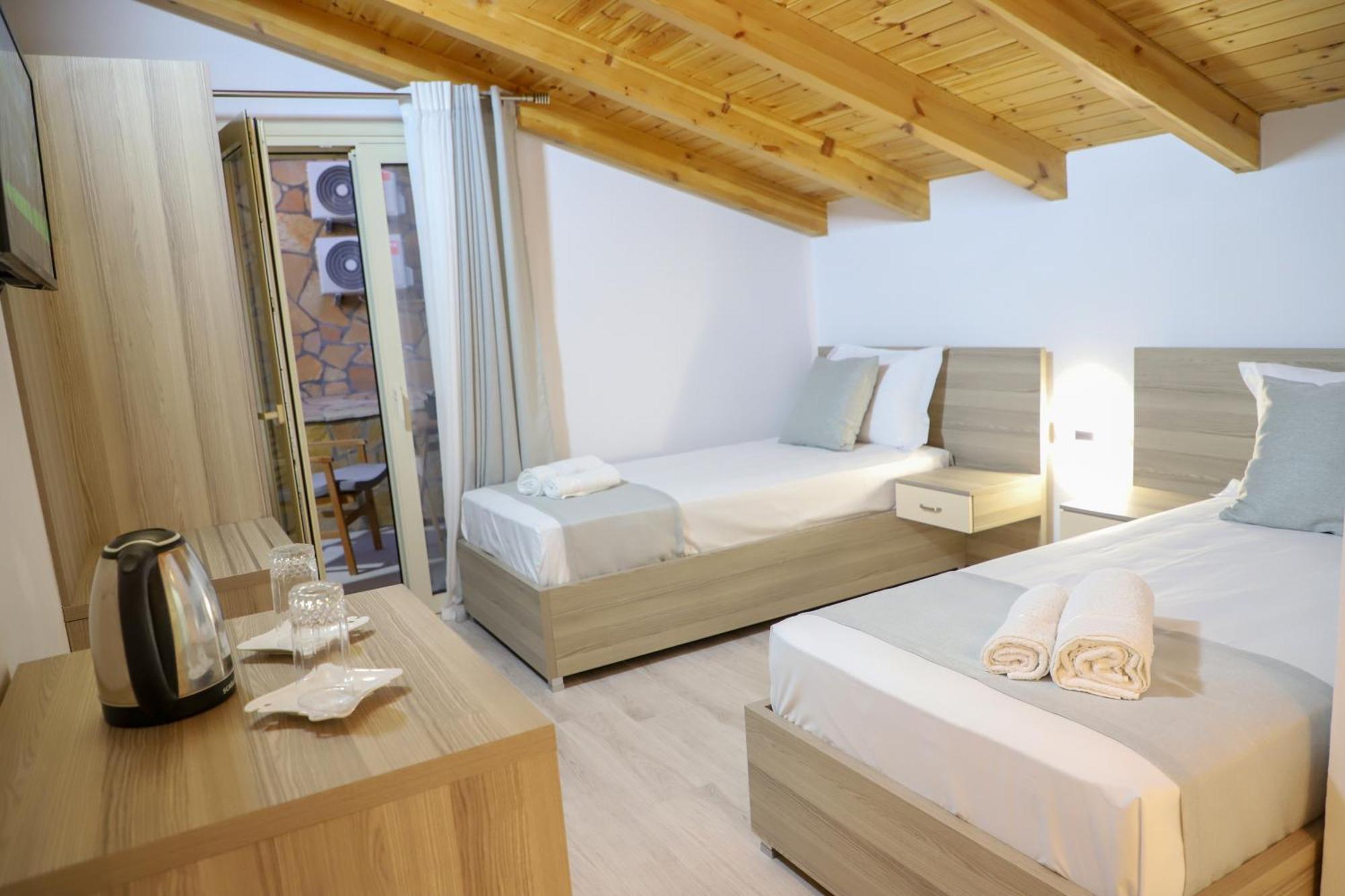Guesthouse Kazazi Berat Esterno foto