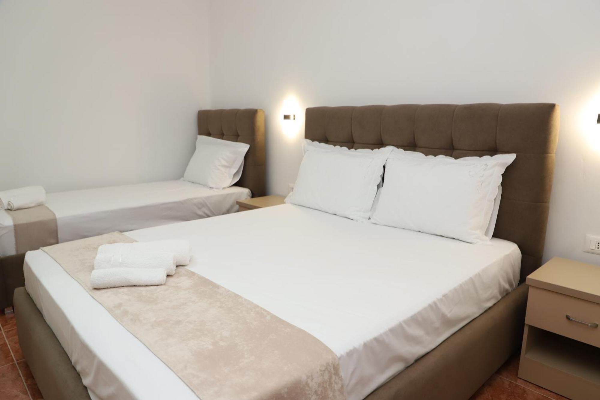 Guesthouse Kazazi Berat Esterno foto